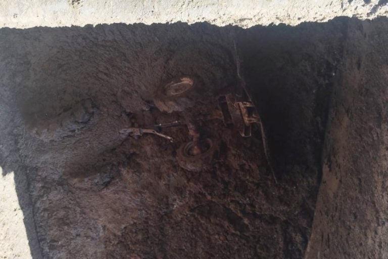 Trabalhador morre ao cair com trator em fossa de quatro metros.