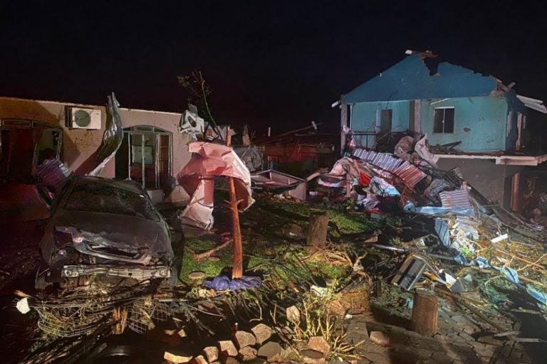 Tornado em Rio Bonito deixou 432 feridos, quatro mortos e dois desaparecidos.