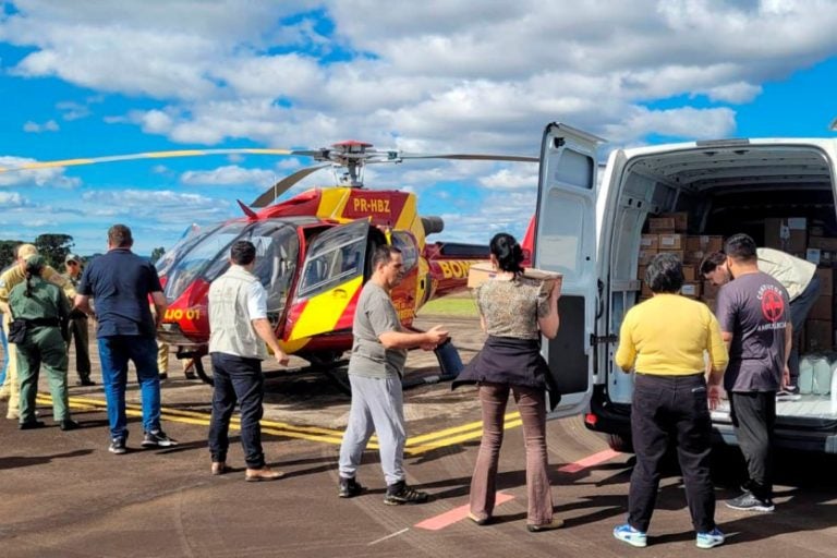 Helicóptero leva insumos hospitalares para vítimas de tornado em Rio Bonito.