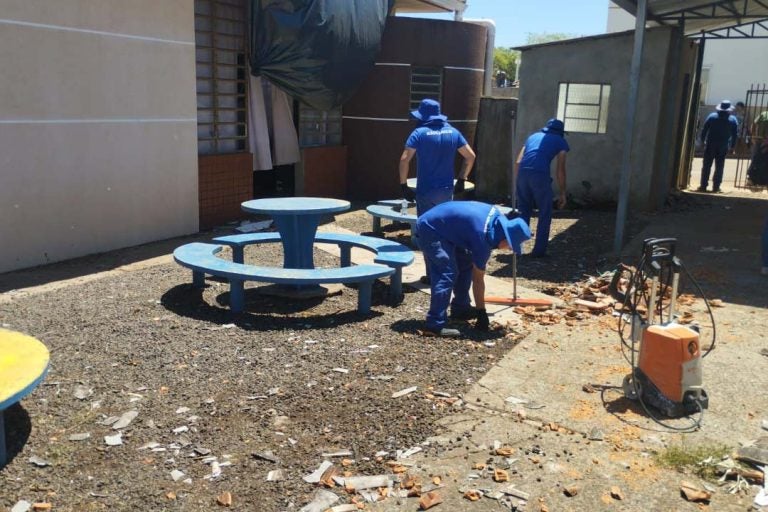 Presos trabalham em reconstrução de escolas