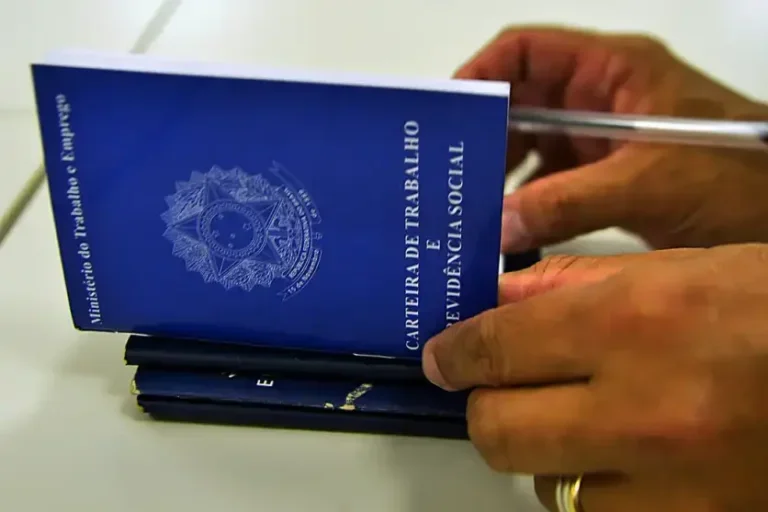 Salário mínimo em 2026 será de R$ 1.621, confirma Governo.
