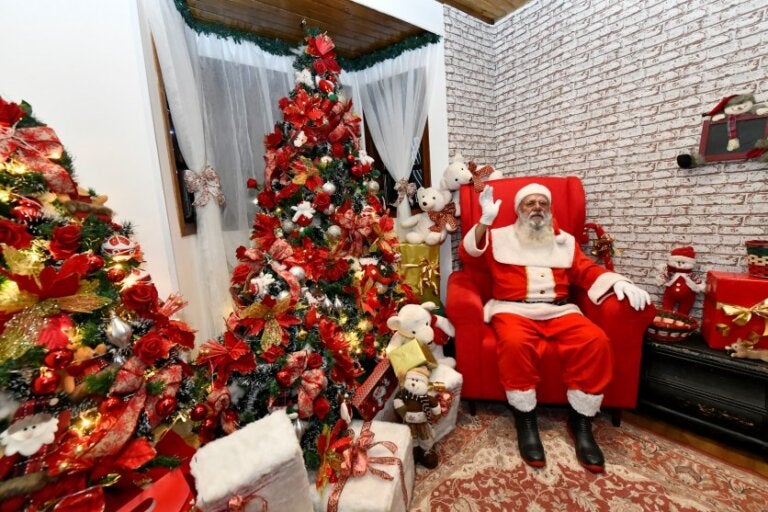 Chegada do Papai Noel é antecipada em Umuarama devido à previsão de chuva.