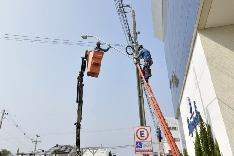 Umuarama troca luminárias para LED buscando aumentar segurança nos bairros