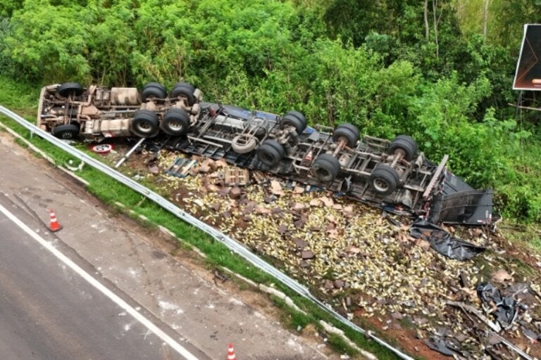Motorista morre em tombamento de carreta no acesso da ponte Ayrton Senna.