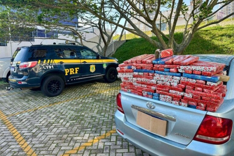Tabletes de maconha embrulhados para o Natal são apreendidos pela PRF na BR-277.