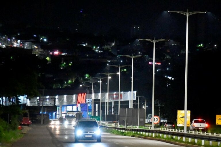 Iluminação em LED é adotada na PR-323, entre trevos do Gauchão e da avenida Tiradentes.