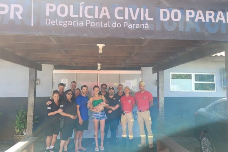 Vídeo mostra policial civil salvando bebê de 15 dias de engasgo durante o Verão Maior Paraná.