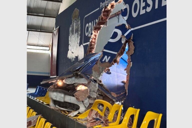 Condutor Invade Ginásio De Esportes Em Cruzeiro Do Oeste
