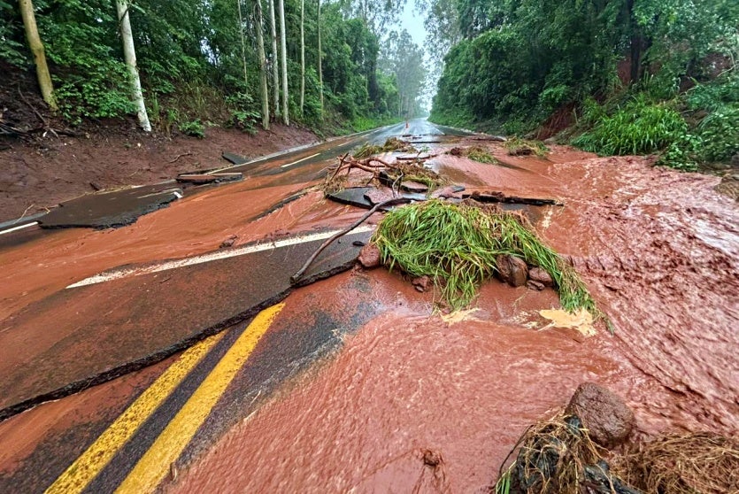 Força Da Chuva Arranca Asfalto Da Rodovia Entre Umuarama E Ivaté (1)