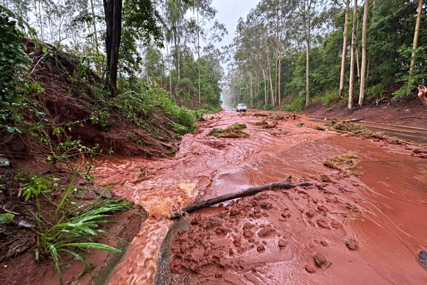 Força Da Chuva Arranca Asfalto Da Rodovia Entre Umuarama E Ivaté (2)