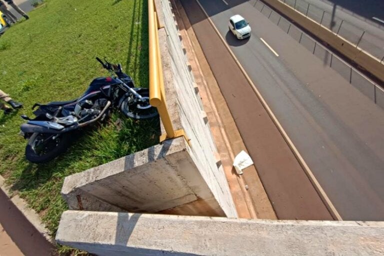 Motociclista Que Caiu De Viaduto Sofreu Fraturas No Fêmur E Na Pelve (2)