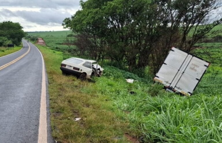 Pr 317 Colisão Entre Gol E Caminhão Deixa Um Morto E Um Ferido