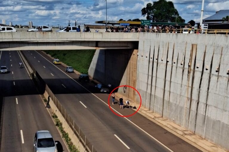 Pr 323 Motociclista Bate Em Mureta E Cai Do Viaduto Do Gauchão