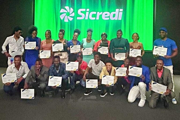 Sicredi Certifica Estrangeiros Concluintes De Curso De Alfabetização (2)