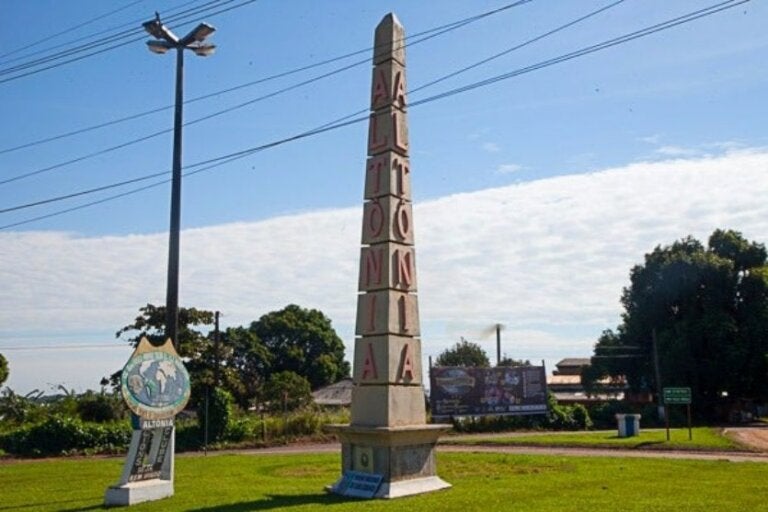 Carro sem banco traseiro colide em caminhão e condutor foge do local, em Altônia.