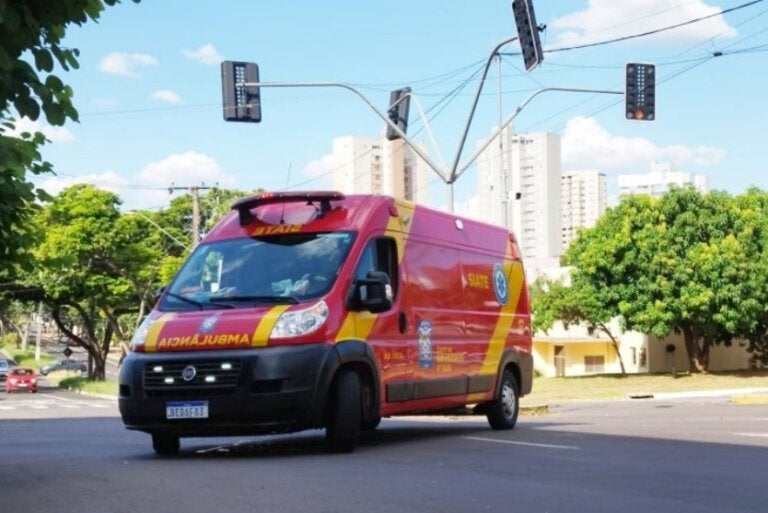 Carro e moto colidem em cruzamento da Av. Castelo Branco e homem fica ferido.
