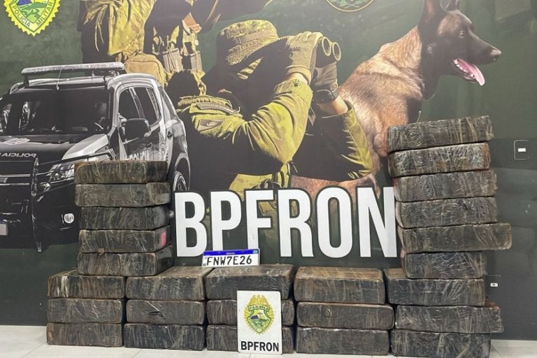 BPFron apreende Jetta com meia tonelada de maconha em Umuarama.