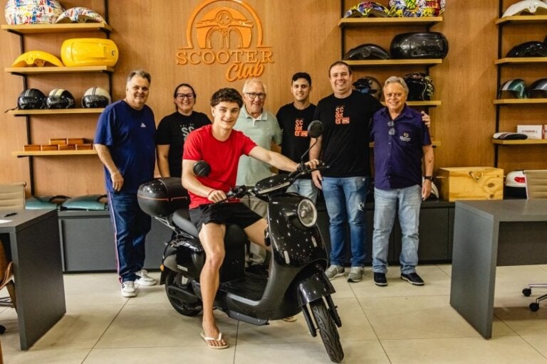 Scooter sorteada pela Afsu é entregue ao ganhador Natan Novak.