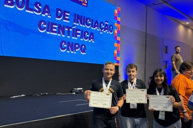 Projeto DengueBot garante 1º lugar a estudantes do Colégio José Balan em competição no Paraná.