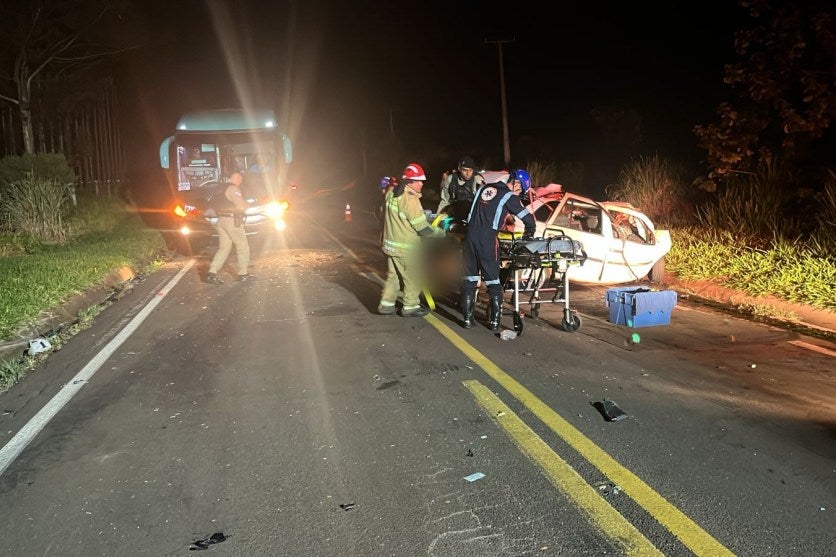 Colisão na PR-490, entre Francisco Alves e Altônia, deixa pelo menos 5 mortos.