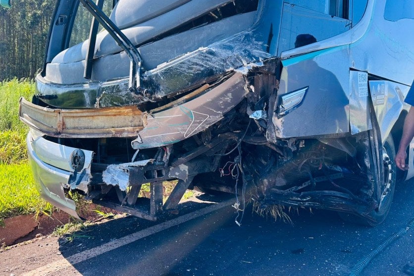 Ônibus arrastou carro por aproximadamente 27 metros no acidente com 6 óbitos na PR-490.