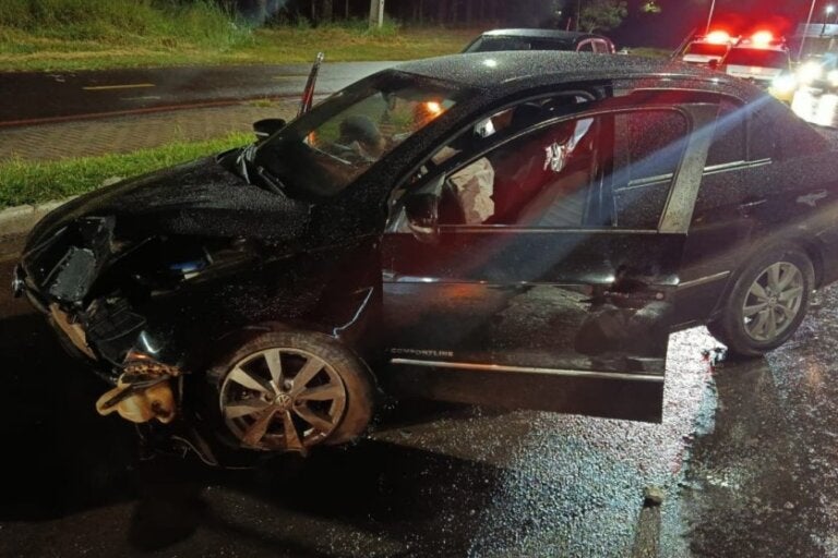Motorista colide em poste na avenida Portugal e é socorrido com ferimentos.