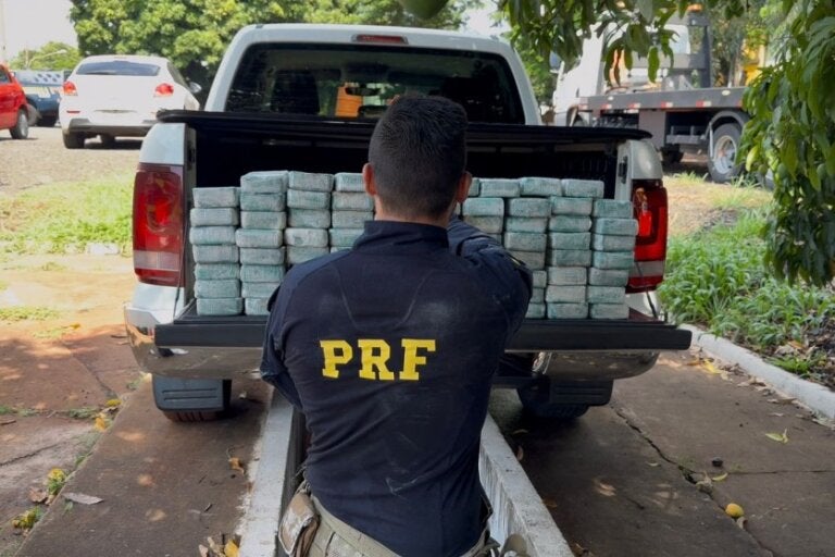 Caminhonete que saiu de Umuarama é apreendida com 82 kg de pasta base de cocaína.