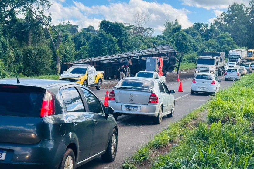 Óleo é derramado na PR-323, entre Umuarama e Perobal, após tombamento de carreta