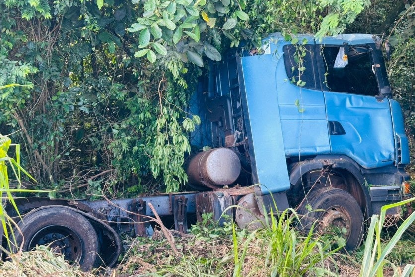 Óleo é derramado na PR-323, entre Umuarama e Perobal, após tombamento de carreta
