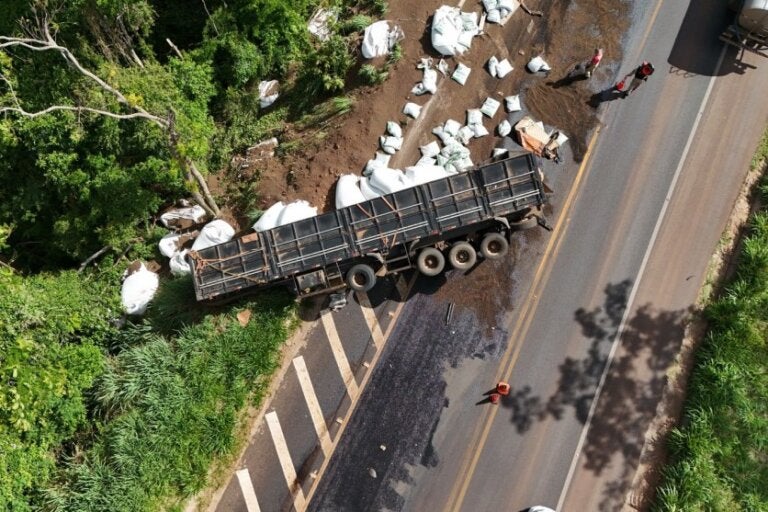 Óleo é derramado na PR-323, entre Umuarama e Perobal, após tombamento de carreta.