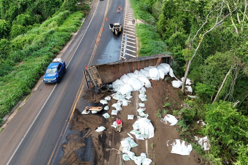 Óleo é derramado na PR-323, entre Umuarama e Perobal, após tombamento de carreta