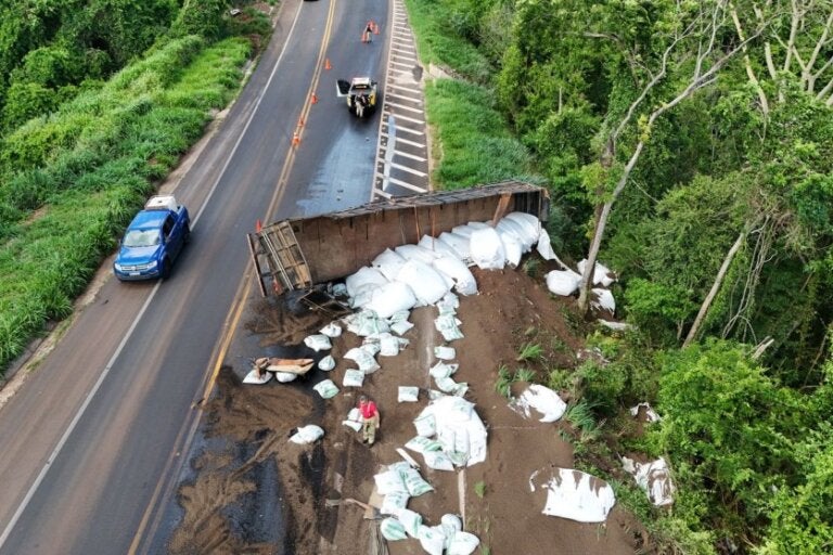 PRE divulga detalhes de tombamento de carreta na PR-323, em Perobal.