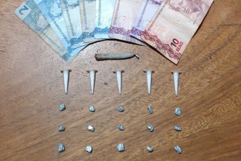 Pinos de cocaína e pedras de crack são apreendidos com suspeitos no Dom Pedro I.