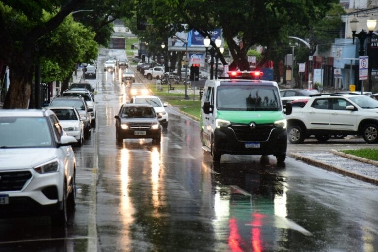 Chuva intensa atinge Umuarama nesta sexta e previsão indica volumes ainda maiores no fim de semana.