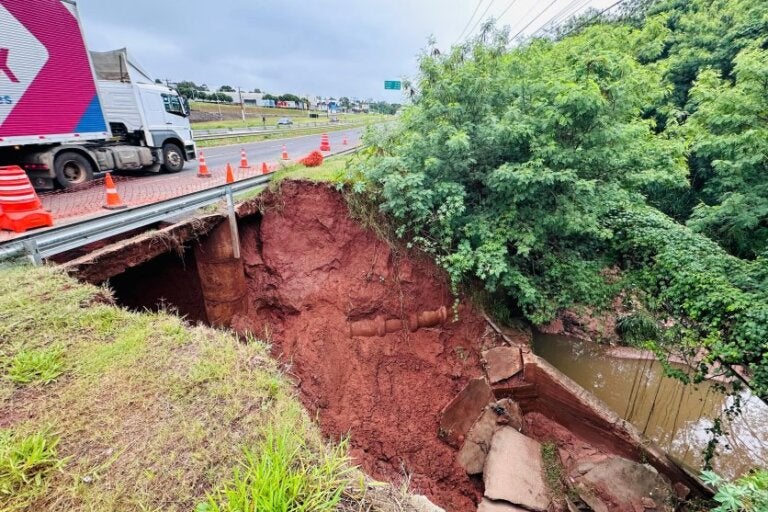 DER prevê início de obras na erosão da PR-323 nesta terça-feira, em Umuarama.