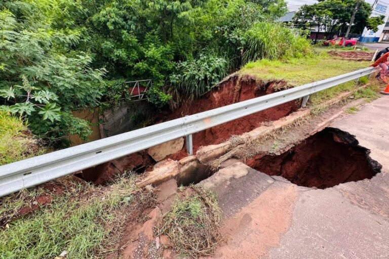 Ordem de serviço é emitida para erosão na PR-323, que continua aumentando com as chuvas.