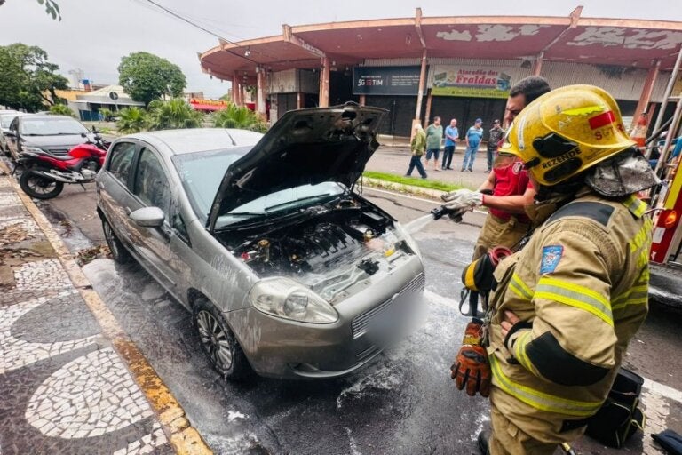 Fogo em Fiat Punto foi controlado por populares.