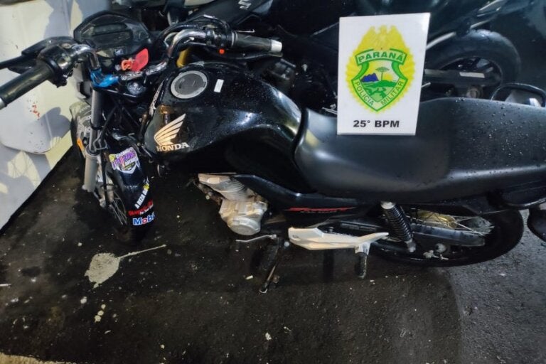 Moto com placa dobrada, trocada e escapamento irregular é apreendida pela PM em Serra dos Dourados