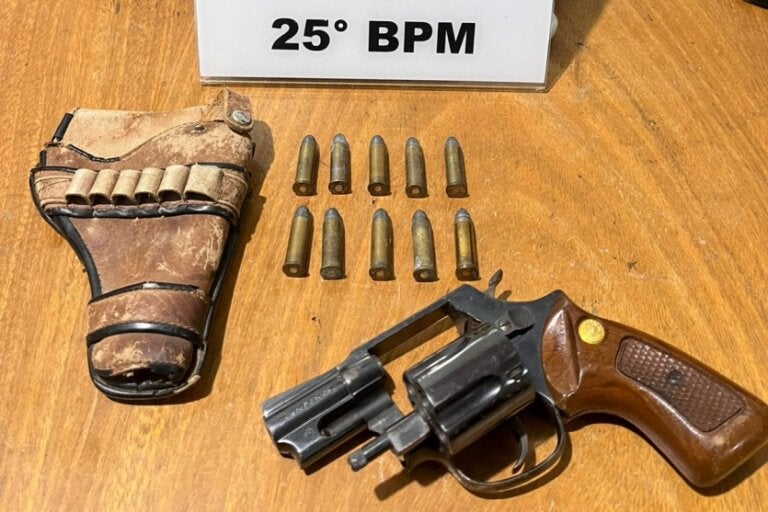 PM apreende arma de fogo durante situação de violência doméstica no Centro de Umuarama.