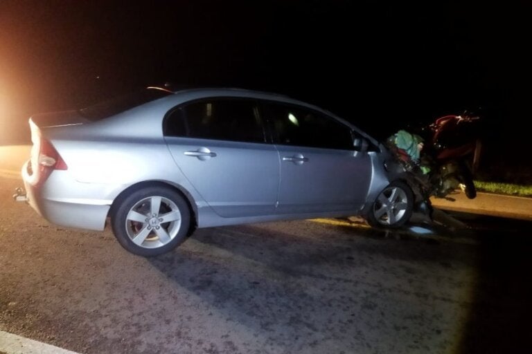 Colisão traseira PR-576 deixa motociclista morto; condutor de carro é preso por embriaguez.