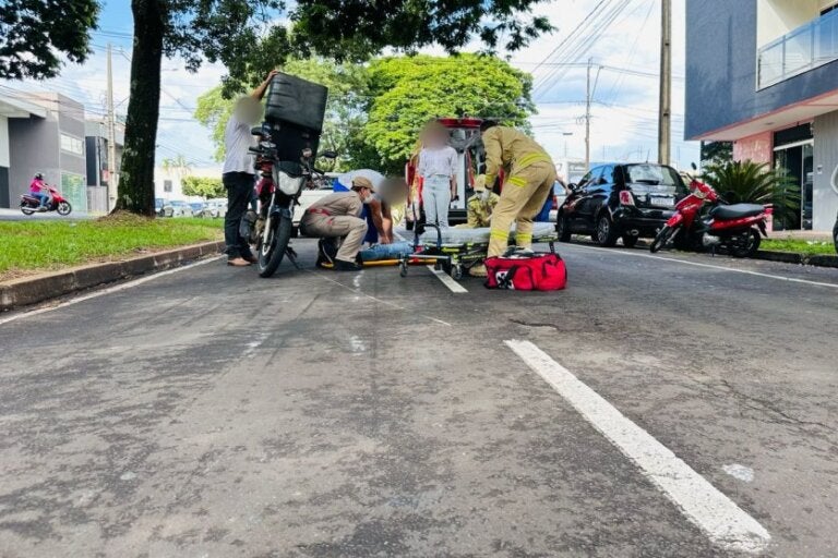 Jovem fica ferido em colisão com automóvel na Av. Ângelo Moreira da Fonseca