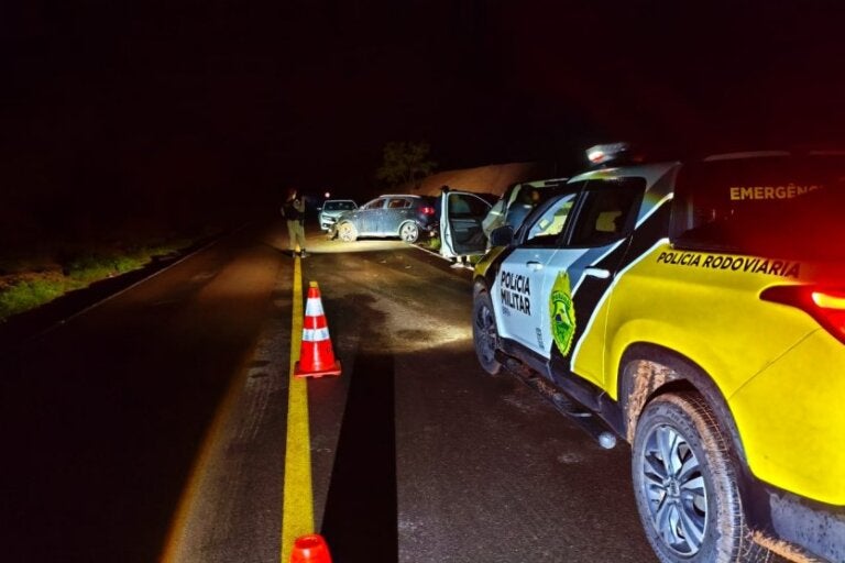 Choque com barranco deixa três feridos na PR-082, em Cidade Gaúcha.