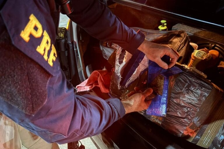 PRF recupera veículo furtado e apreende quase 150 quilos de drogas na BR-487, em Icaraíma.