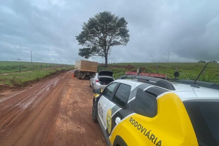 Choque em barranco deixa caminhoneiro ferido na PR-489 em Alto Paraíso.