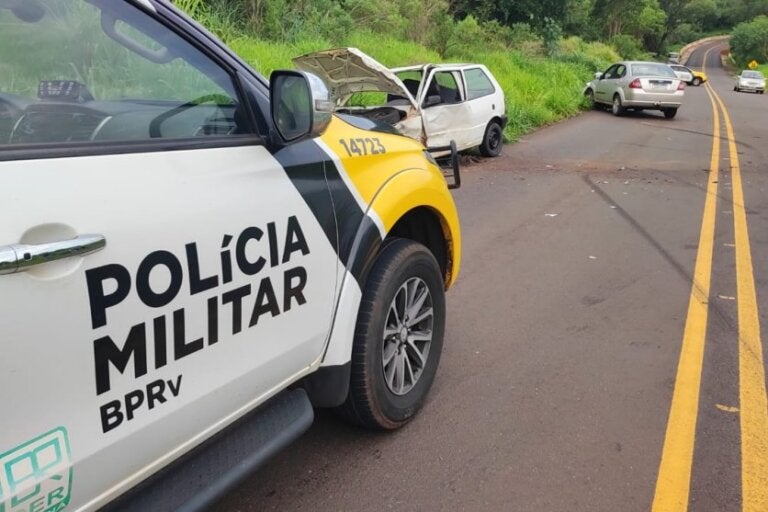Colisão frontal na PR-340 deixa três feridos após invasão de pista contrária.
