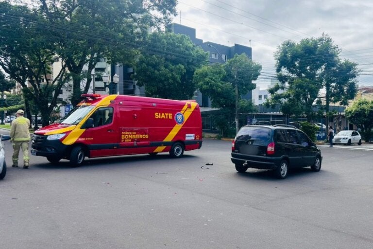 Siate atende vítimas de colisão entre Biz e Zafira em cruzamento da avenida Maringá.