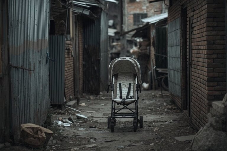 Bebê de oito meses é abandonado em carrinho com pino de cocaína