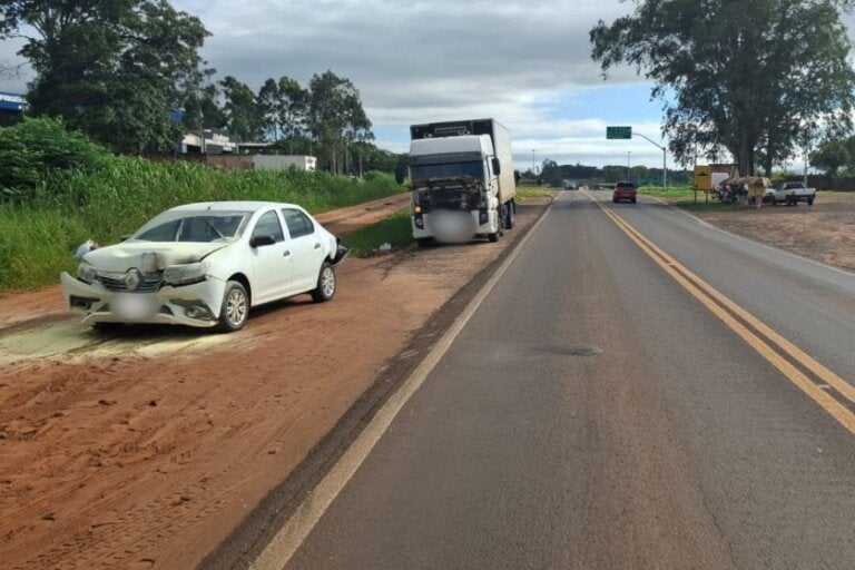 Colisão traseira PR-323 deixa duas mulheres feridas em Cruzeiro do Oeste.