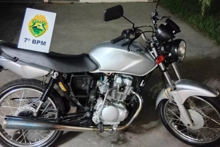 Moto com escapamento barulhento é apreendida em Cruzeiro do Oeste.