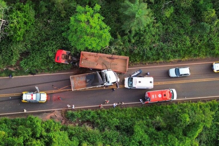 Ultrapassagem em local proibido causa colisão de caminhões entre Ivaté e Douradina